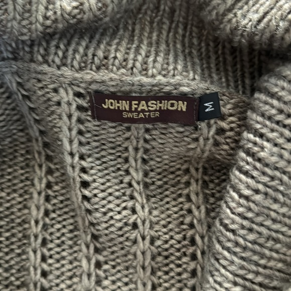 Casual warm sweater, size medium - Picture 2 of 4